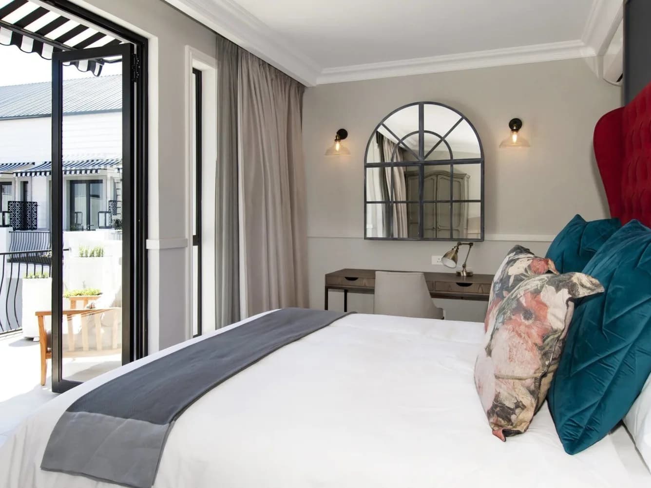 Schlafzimmer mit Blick zur Terrasse