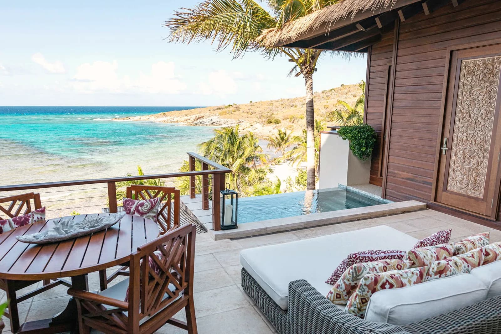 Terrasse eines Bali House mit Plunge-Pool über der Bucht
