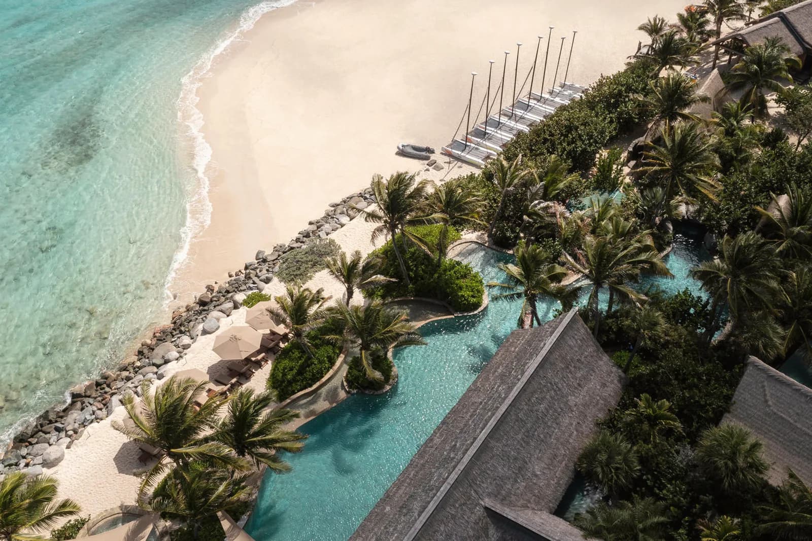 Strand und Pool von Necker Island mit Segelbooten am Ufer