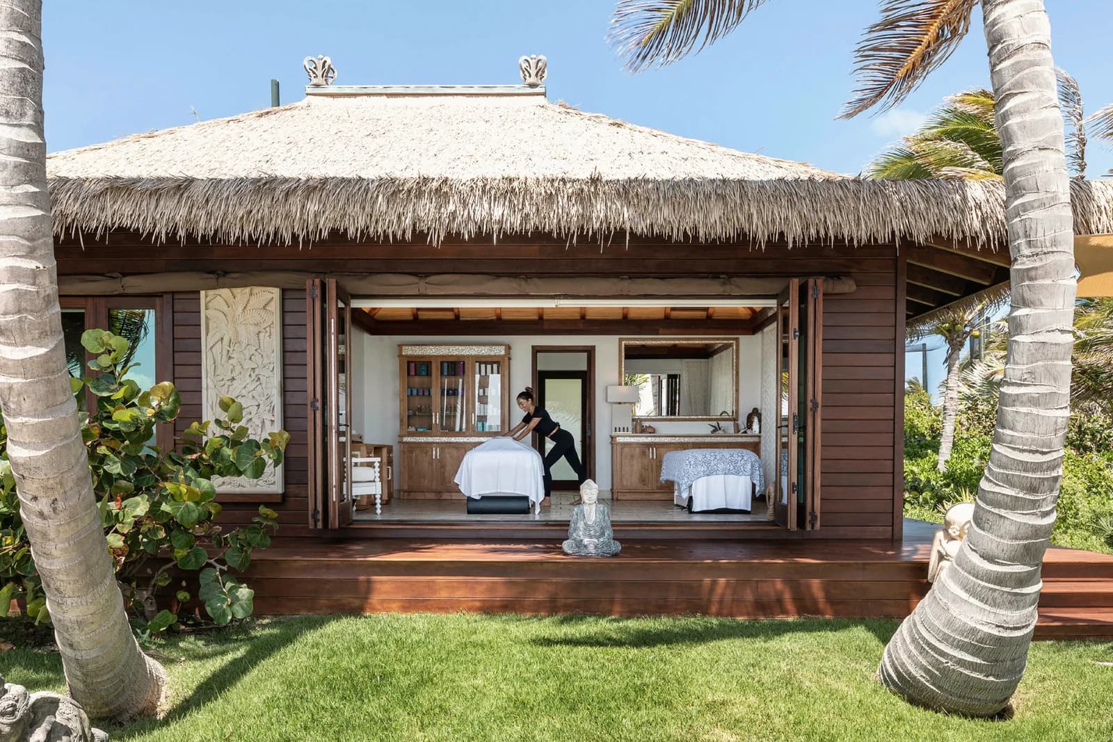 Behandlungsraum des Spa mit Blick auf das Karibische Meer