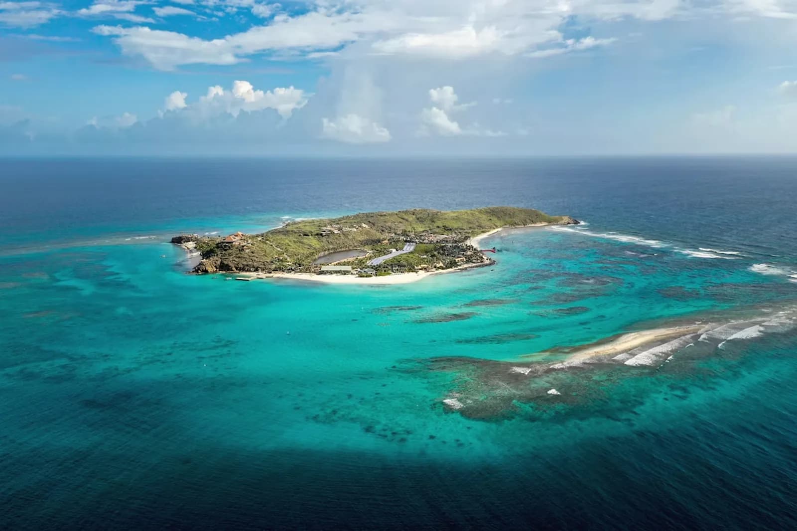 Necker Island von oben, umgeben vom Riff