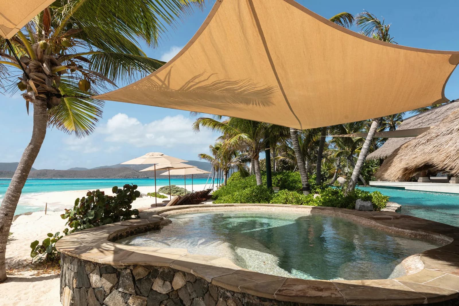 Pool und Sonnensegel über dem Strand von Necker Island