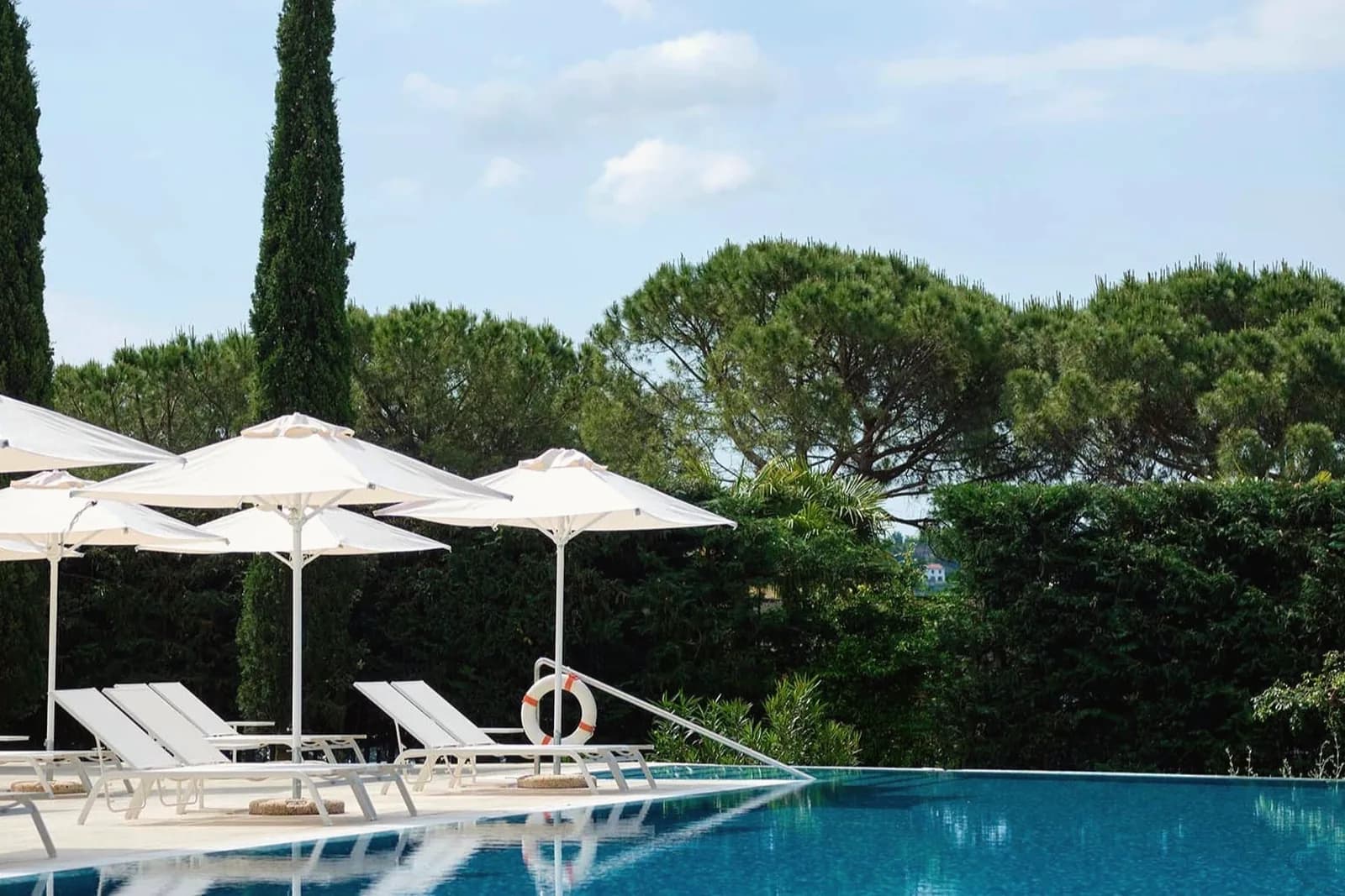 Hotel Palace Portorož – Außenpool mit Zypressen und Sonnenschirmen