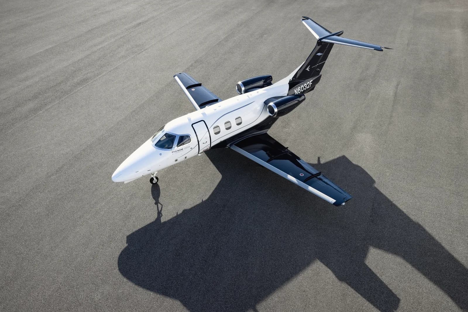 Die Embraer Phenom 100 auf dem Vorfeld