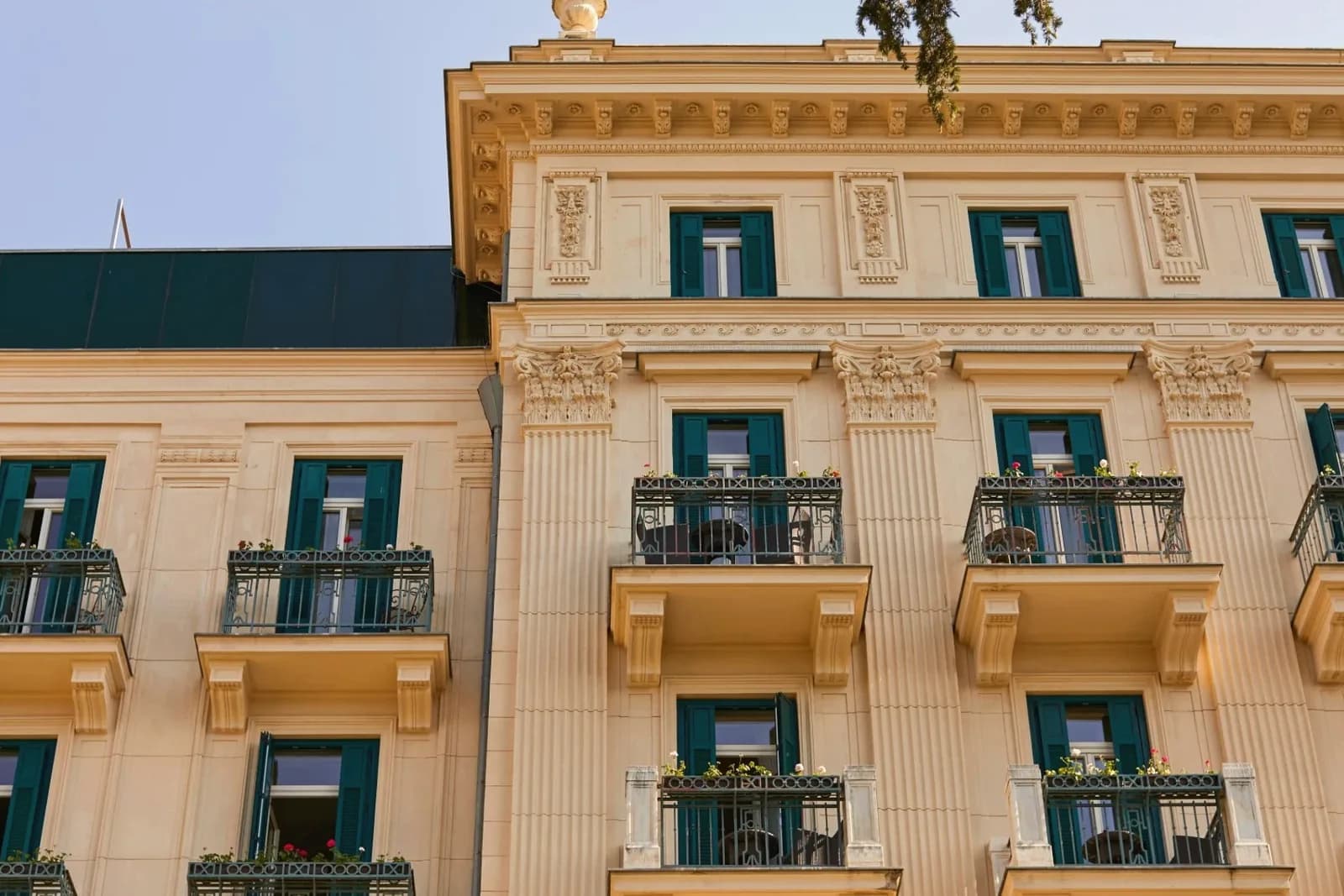 Hotel Palace Portorož – Fassade des historischen Palastbaus mit Balkonen