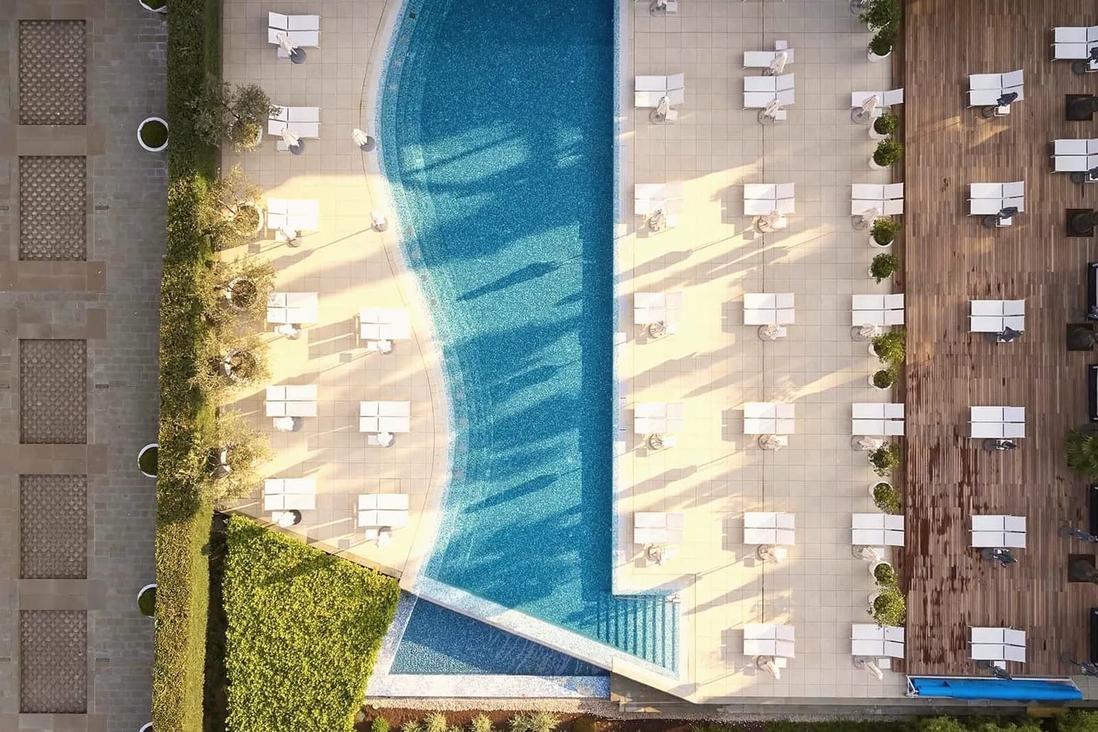 Hotel Palace Portorož – Pool und Liegen von oben