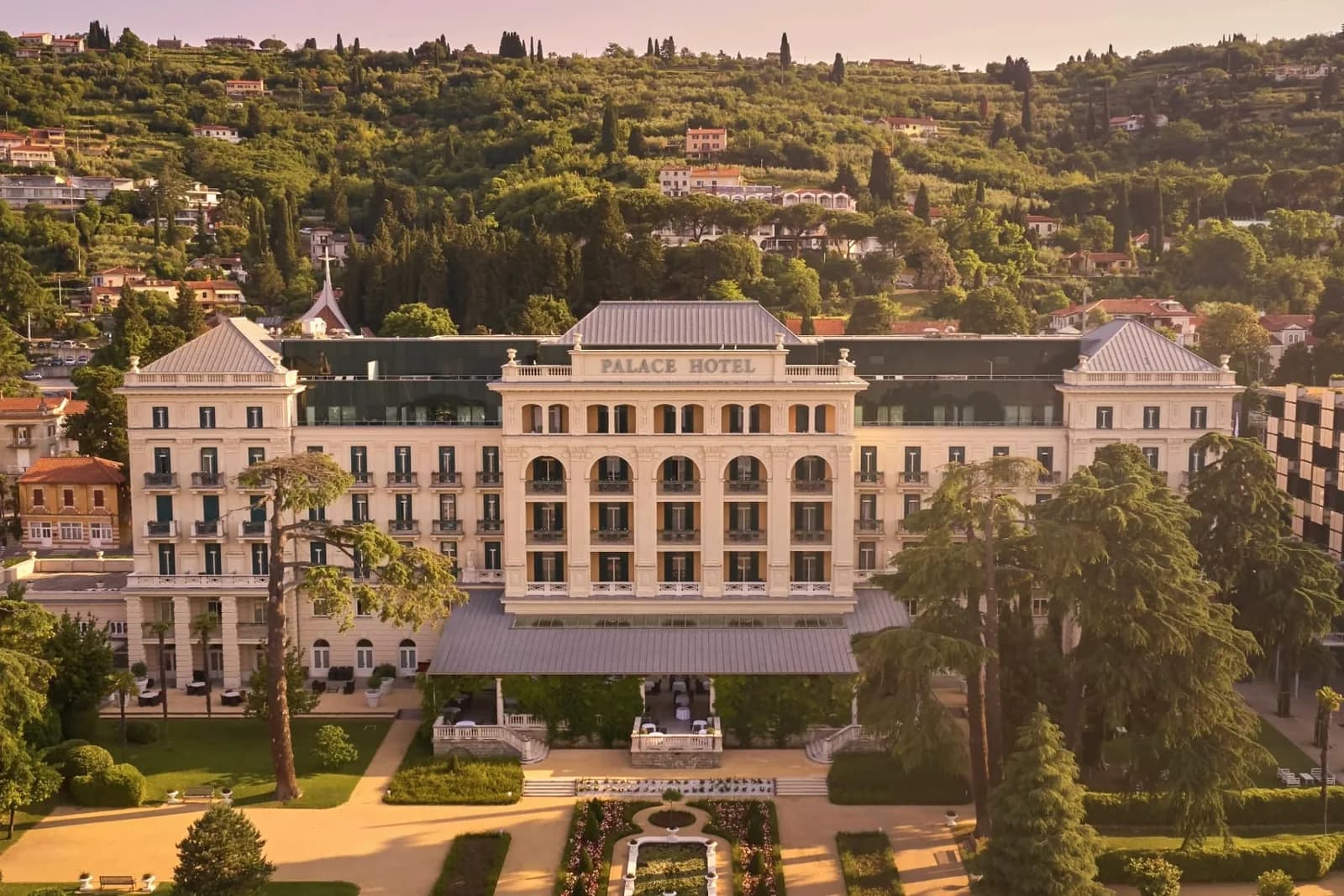 Das Hotel Palace Portorož mit historischem Palastbau und modernem Anbau
