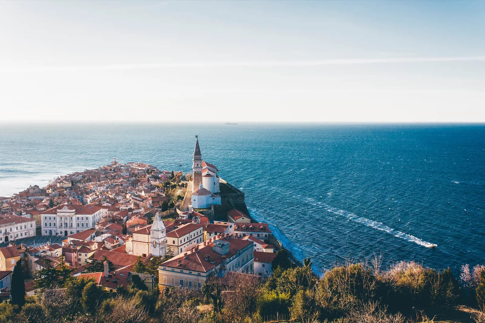 Die Altstadt von Piran mit dem Turm der Georgskirche über der Adria
