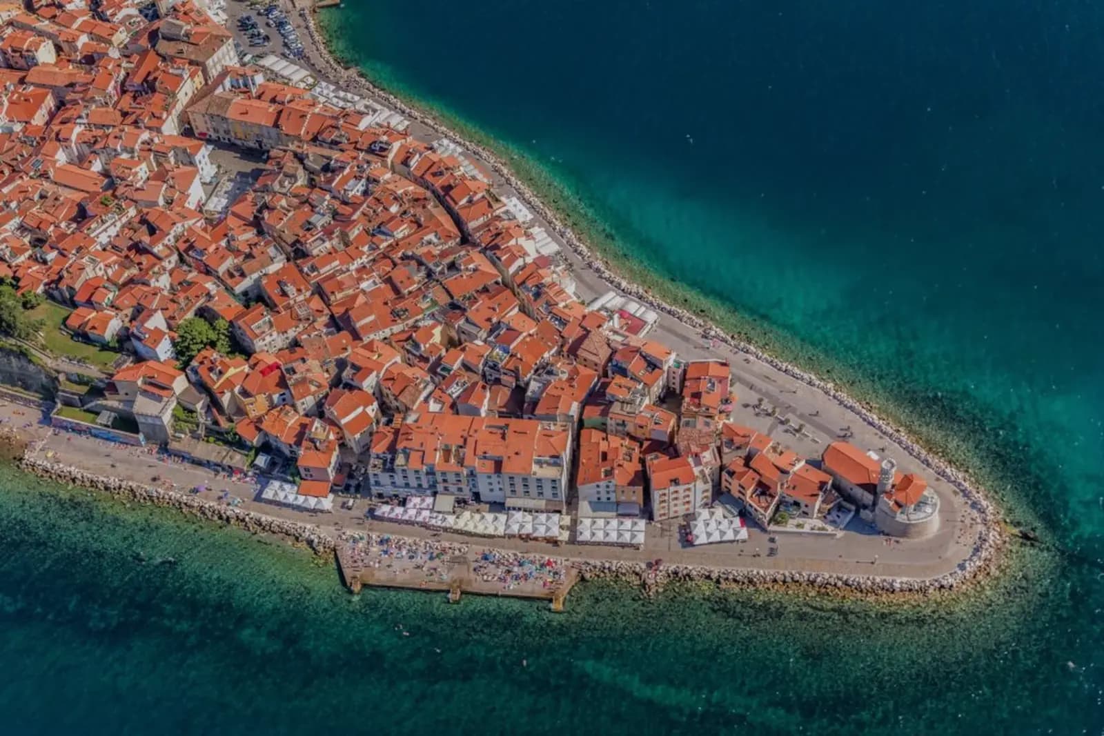 Die Halbinsel von Piran mit ihren roten Ziegeldächern von oben