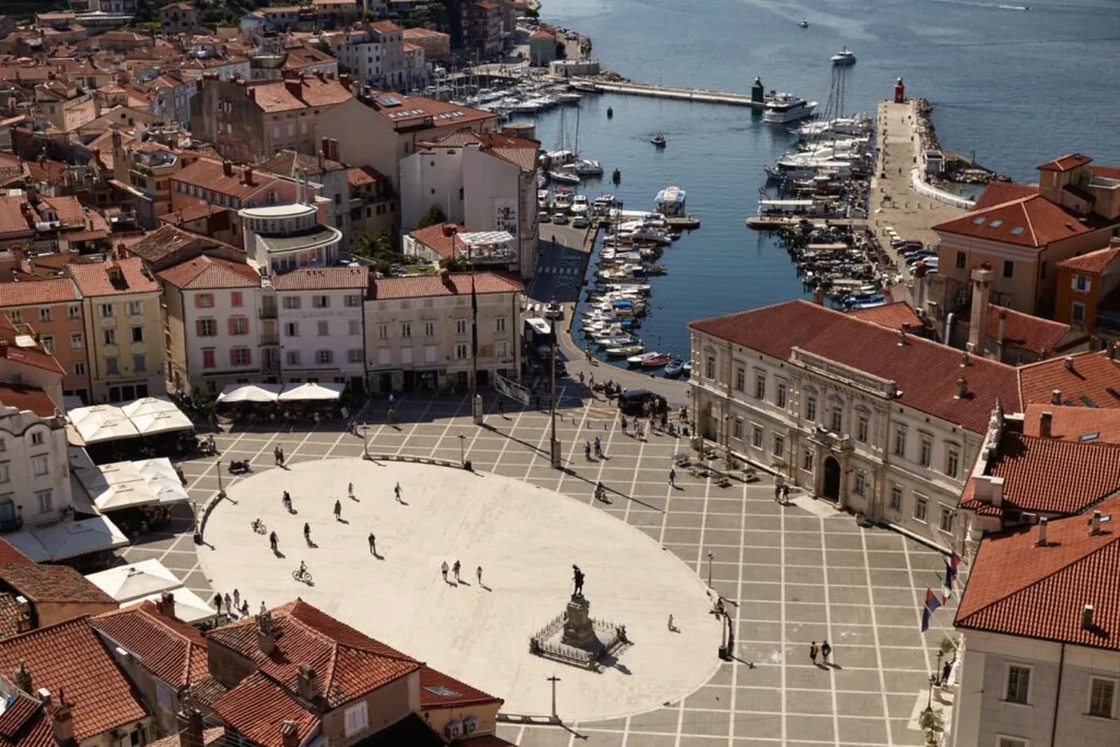 Der Tartini-Platz in Piran mit Hafen und Altstadtdächern