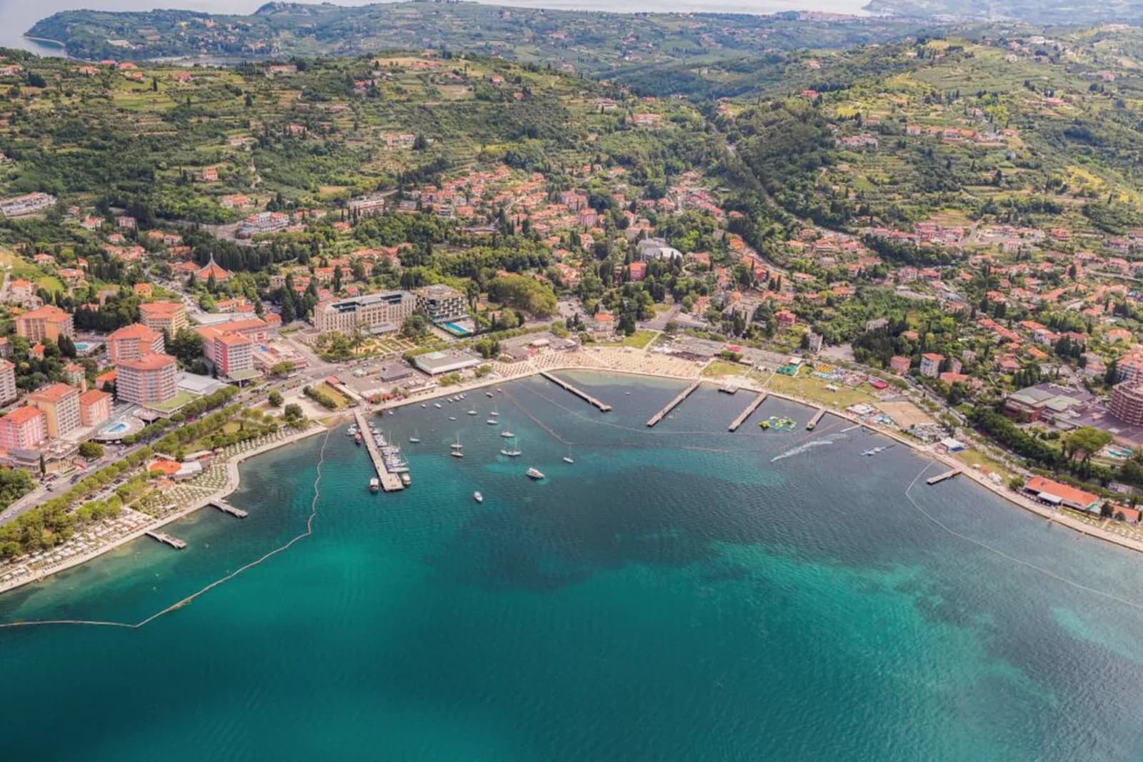 Die Bucht von Portorož mit Stränden und Stegen aus der Luft