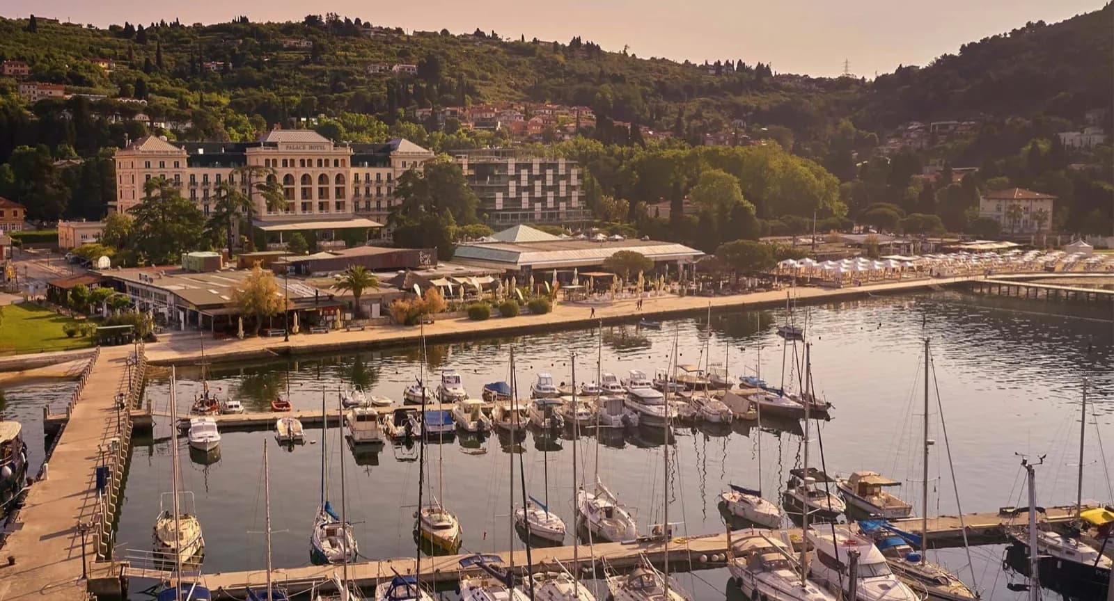 Die Marina von Portorož im Abendlicht, dahinter das Hotel Palace