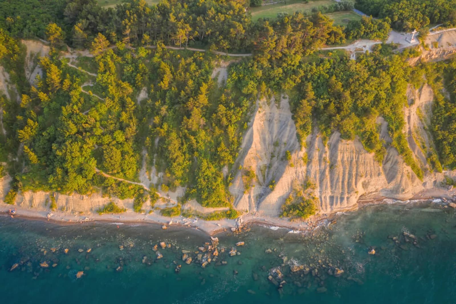 Küste und Kliff bei Portorož von oben im Abendlicht