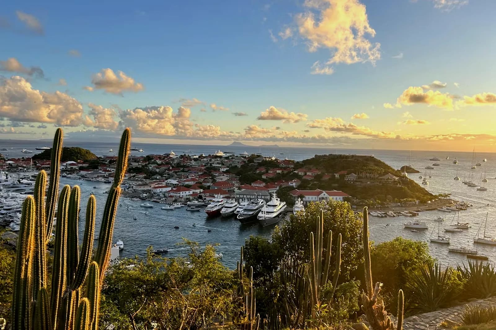 Der Hafen von Gustavia mit Yachten im Abendlicht