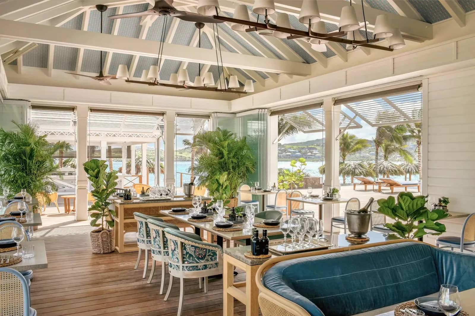 Das Beach House St. Barth mit offenem Dachstuhl und Blick zum Strand