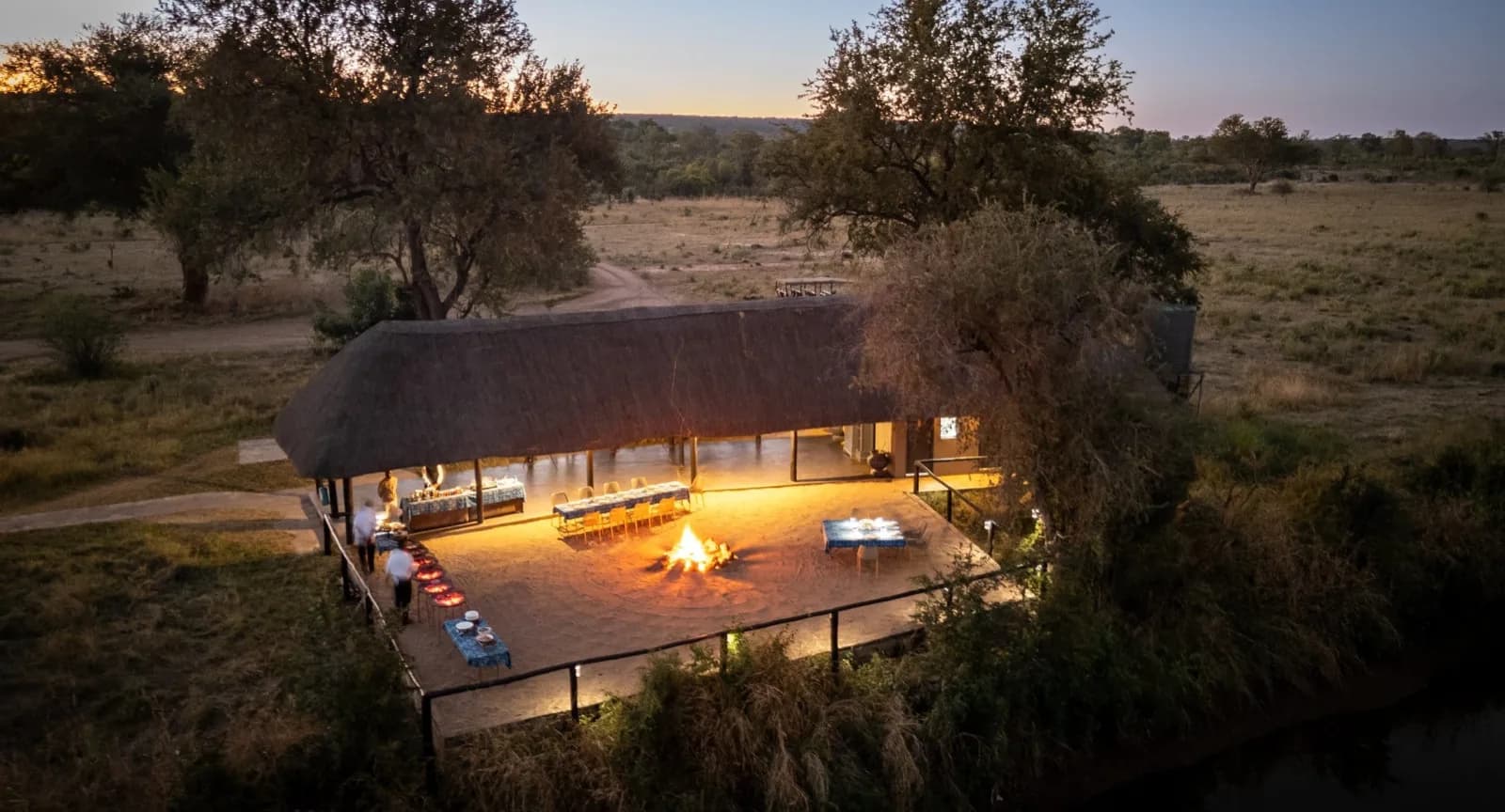 Anantara Stanley & Livingstone – Lodge mit Feuerstelle in der Dämmerung