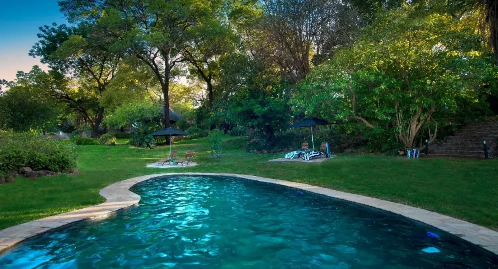 Anantara Stanley & Livingstone – Pool zwischen alten Bäumen