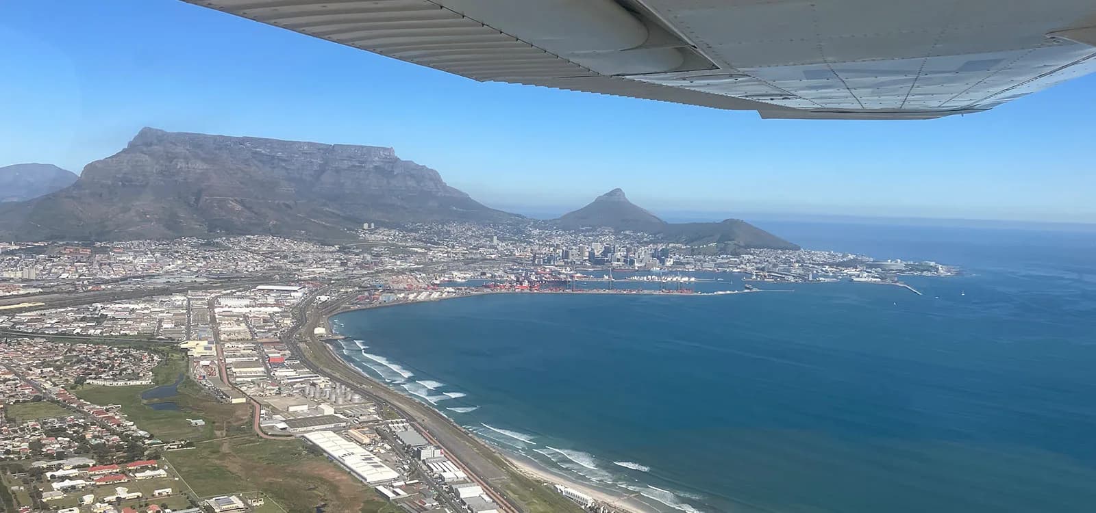 Blick über die Tragfläche der Cessna 172 auf Kapstadt und den Tafelberg