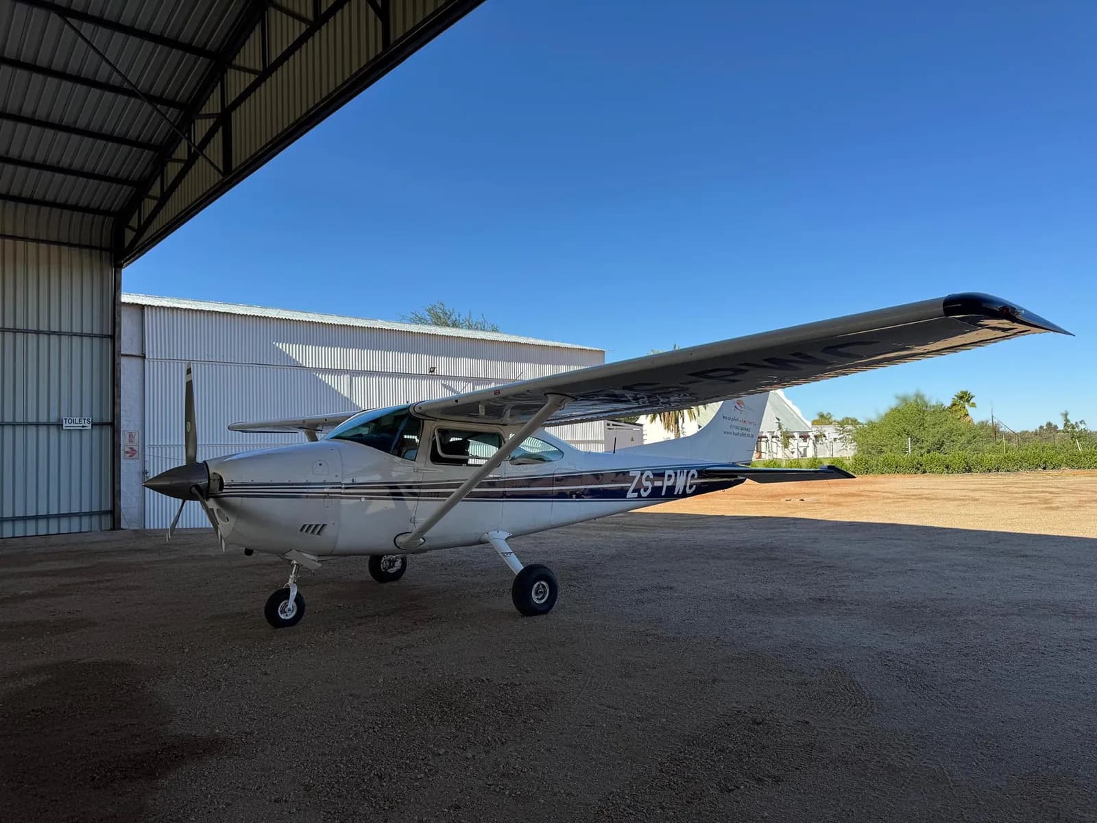 Cessna 182 vor dem Hangar am Flugplatz Wonderboom