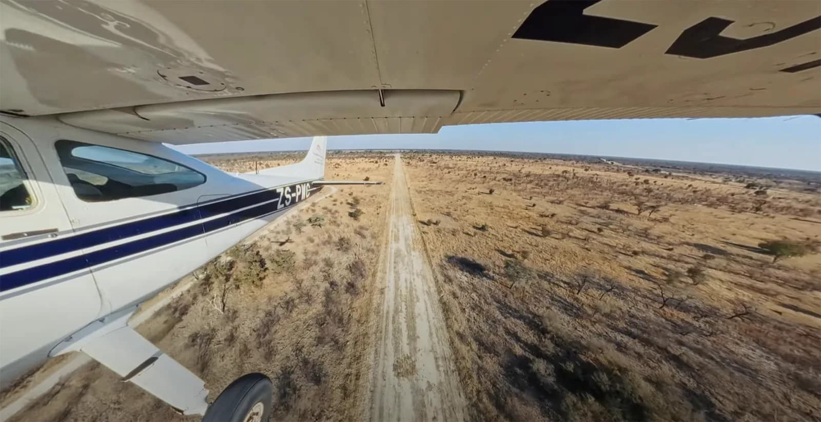 Start der Cessna von einer Buschpiste