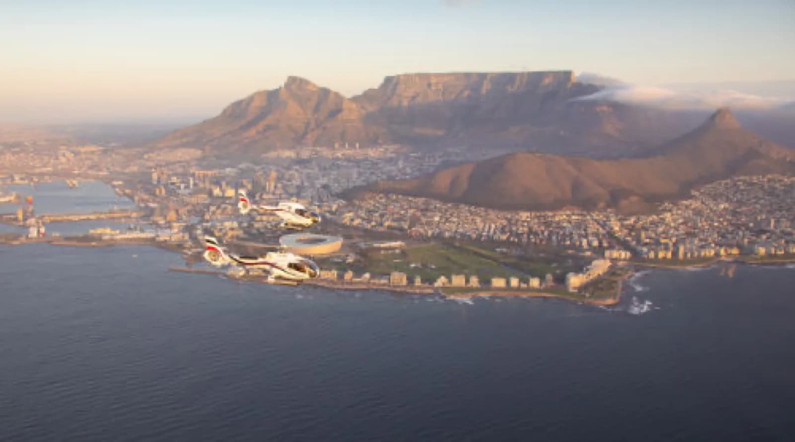 Kapstadt mit Tafelberg und Küste aus der Luft