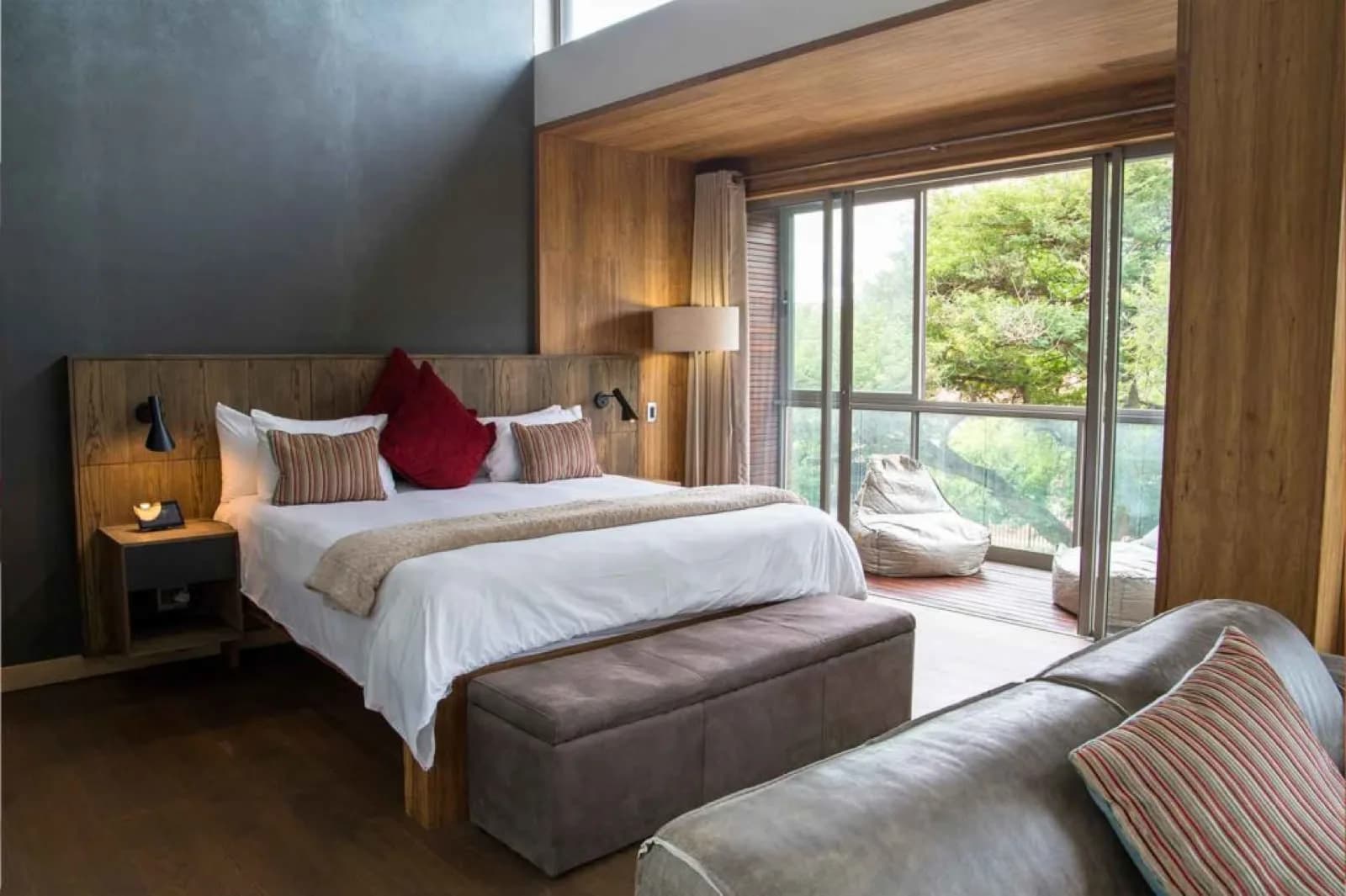 Menlyn Boutique Hotel – Suite mit bodentiefem Fenster ins Grüne