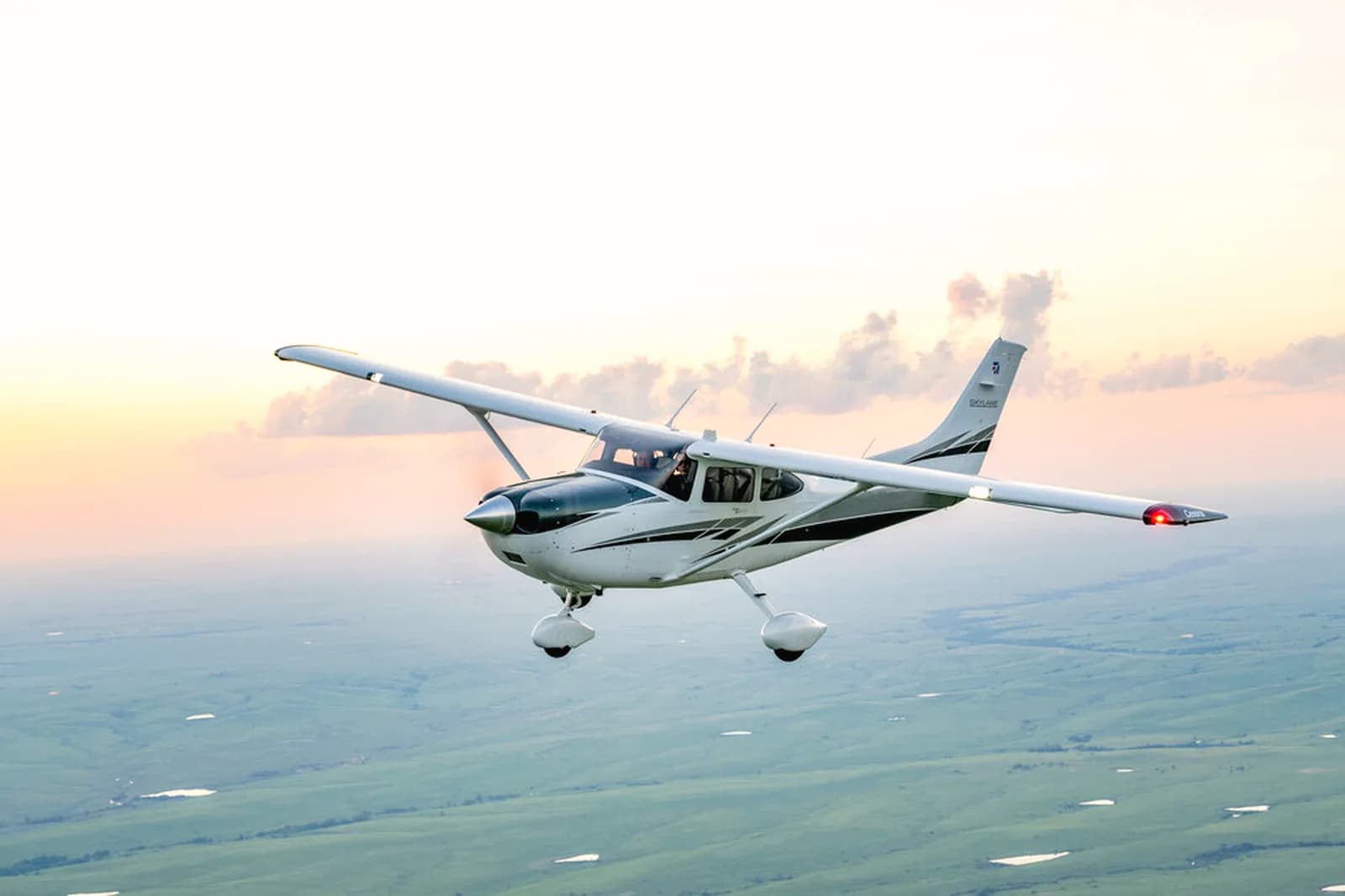 Einweisung im Cockpit der Cessna 182