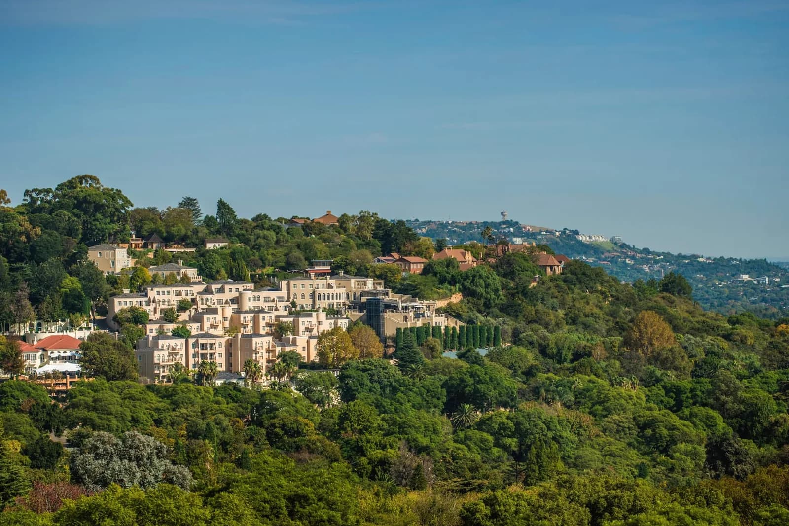 Das Four Seasons Westcliff über den Hängen von Johannesburg