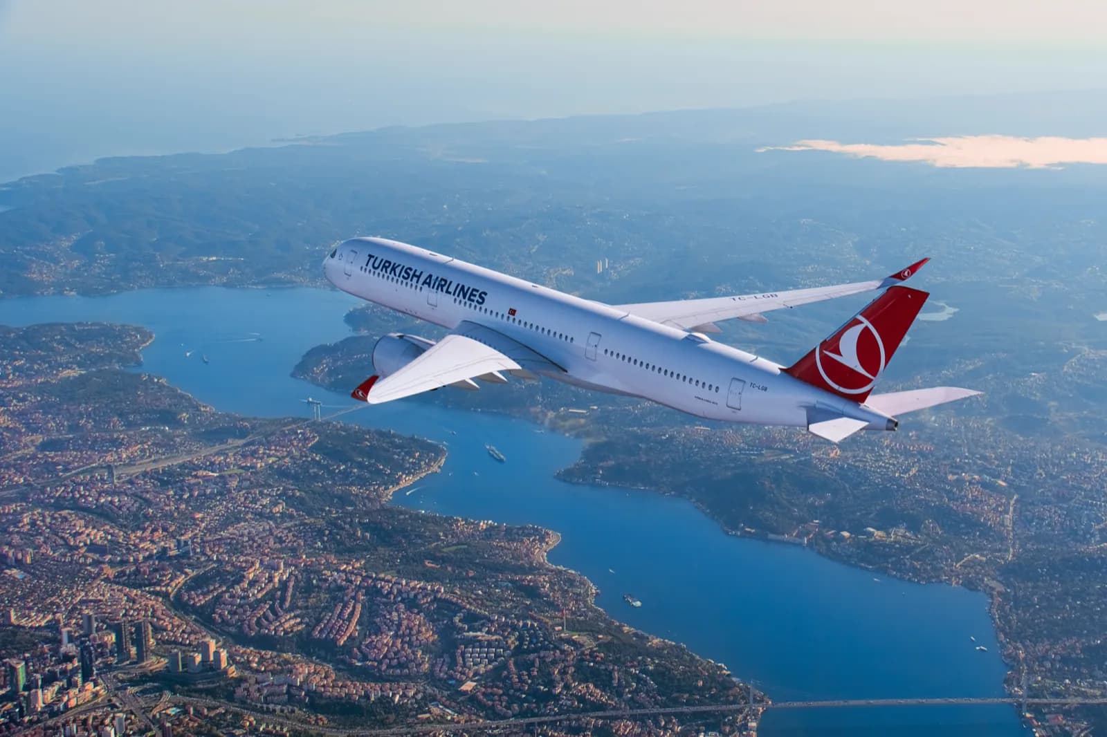 Airbus A350 von Turkish Airlines über dem Bosporus