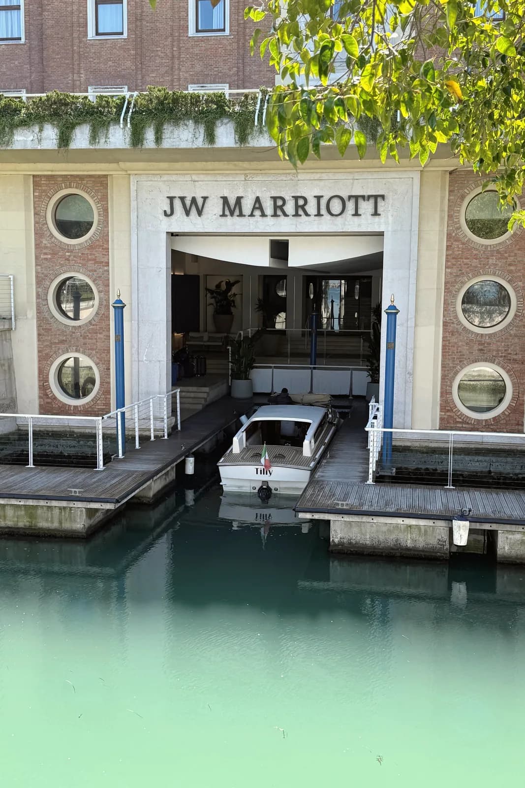 JW Marriott Venice – Bootsanleger am Eingang des Resorts