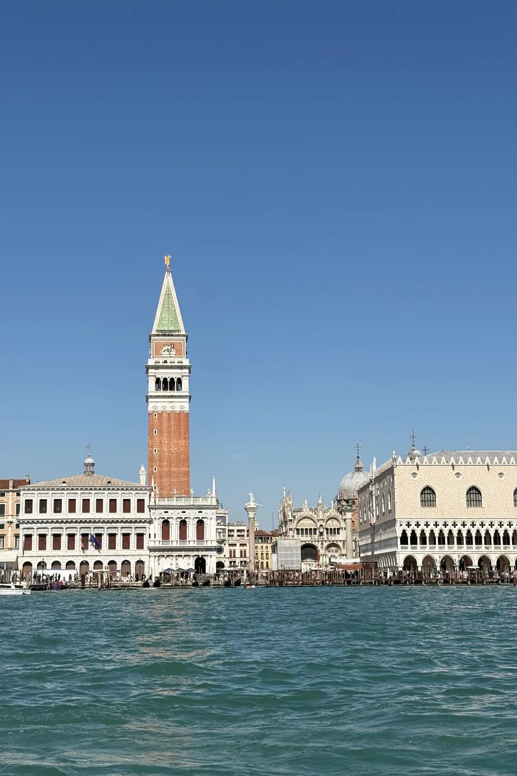 Markusplatz mit Campanile und Dogenpalast vom Wasser aus