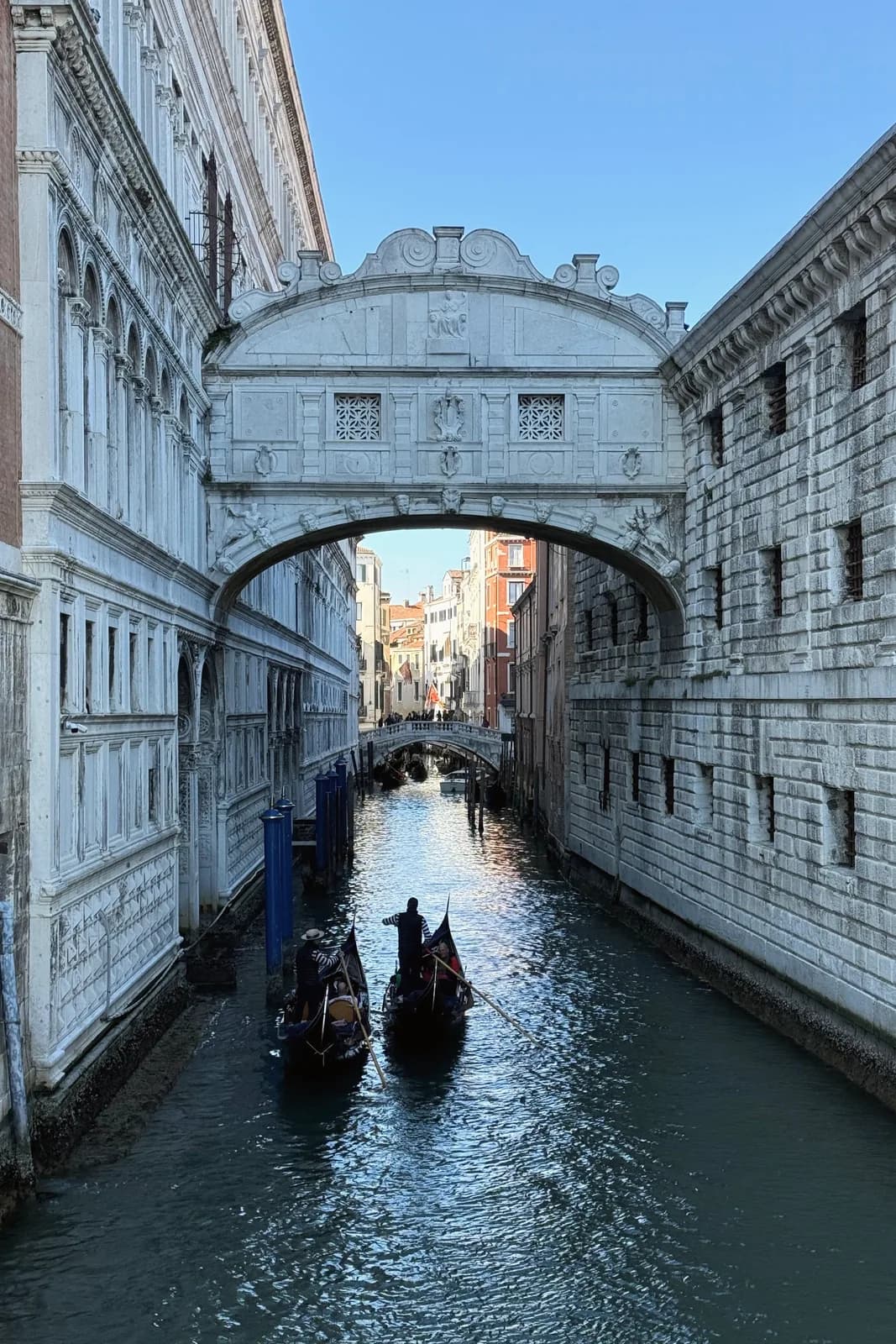 Die Seufzerbrücke mit Gondeln im Kanal darunter