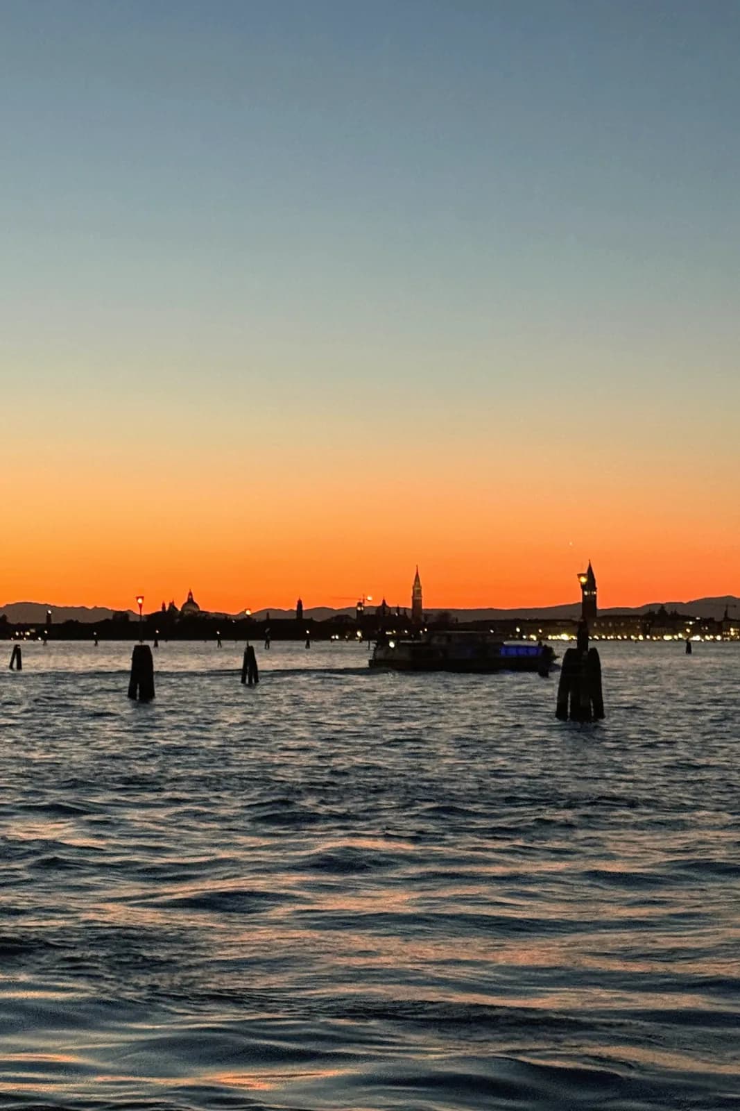 Sonnenuntergang über der Lagune mit der Silhouette von Venedig