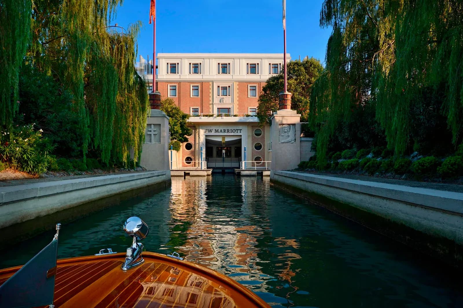 Ankunft mit dem Wassertaxi im Kanal vor dem JW Marriott Venice