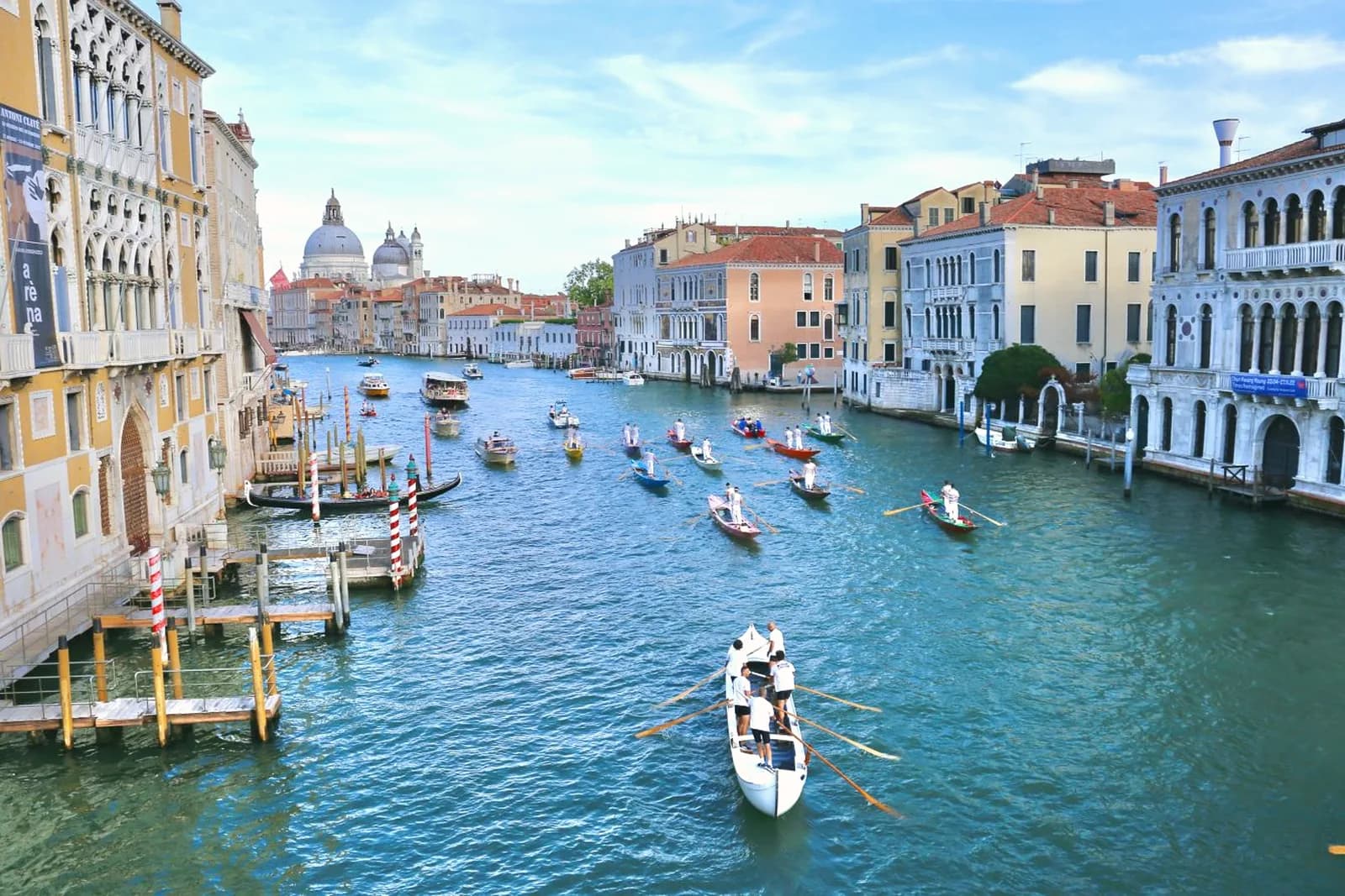 Der Canal Grande mit Booten, im Hintergrund Santa Maria della Salute