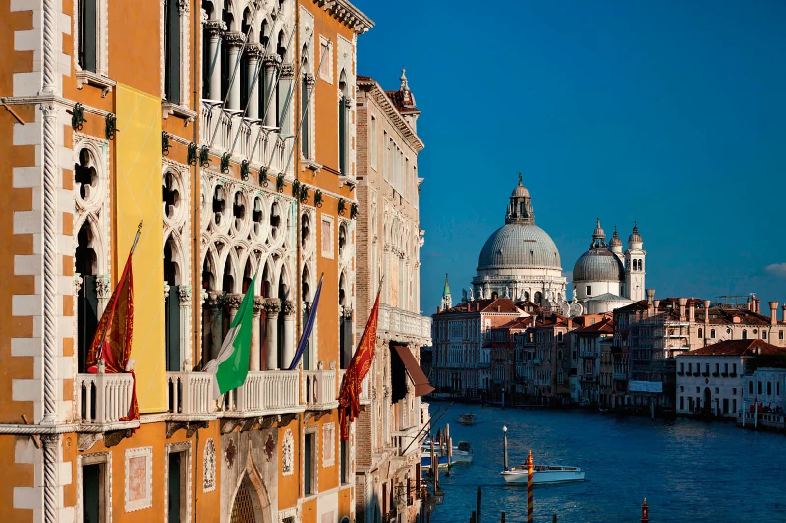 Palazzi am Canal Grande mit Blick auf Santa Maria della Salute
