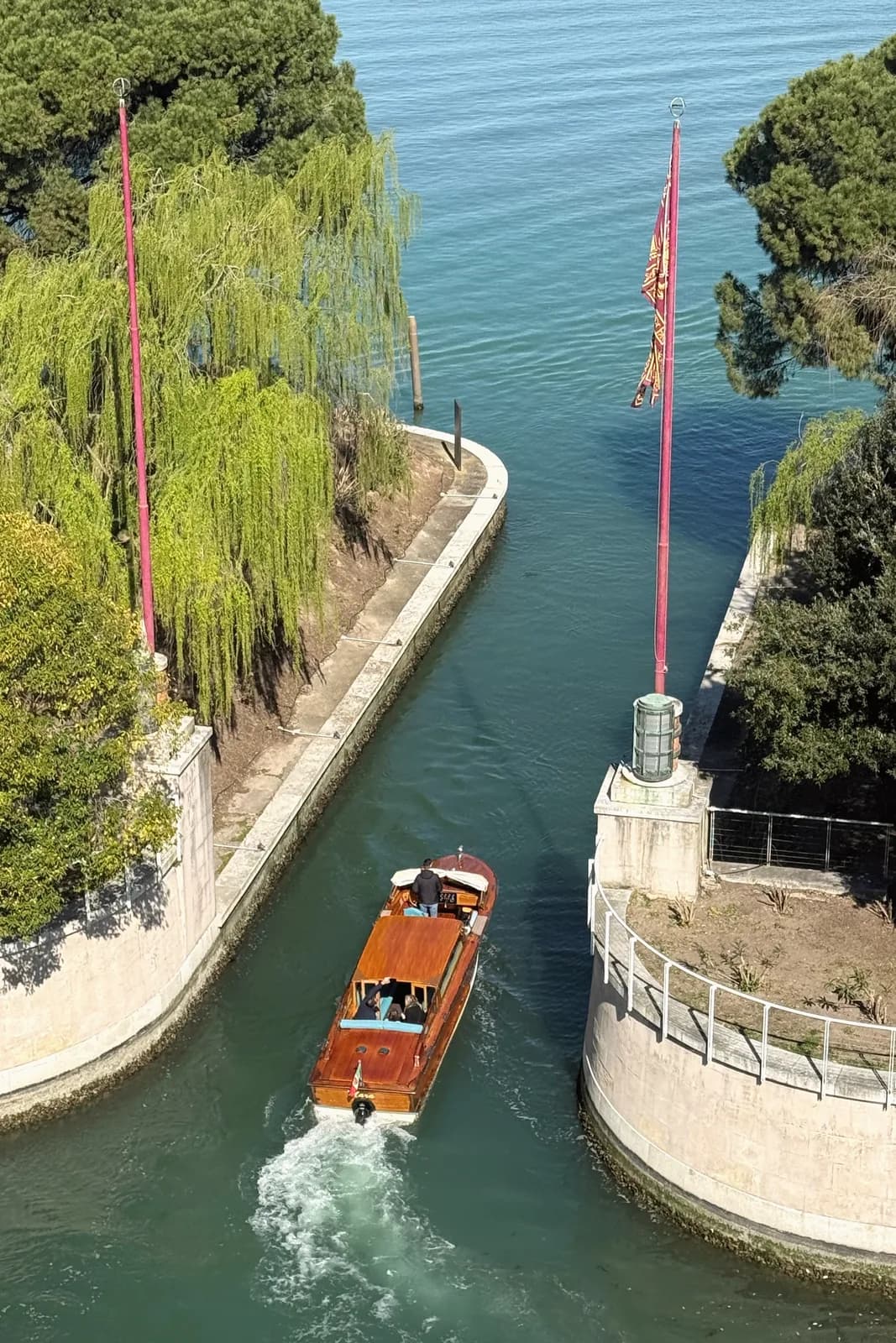JW Marriott Venice – Wassertaxi im Kanal durch die Hotelinsel