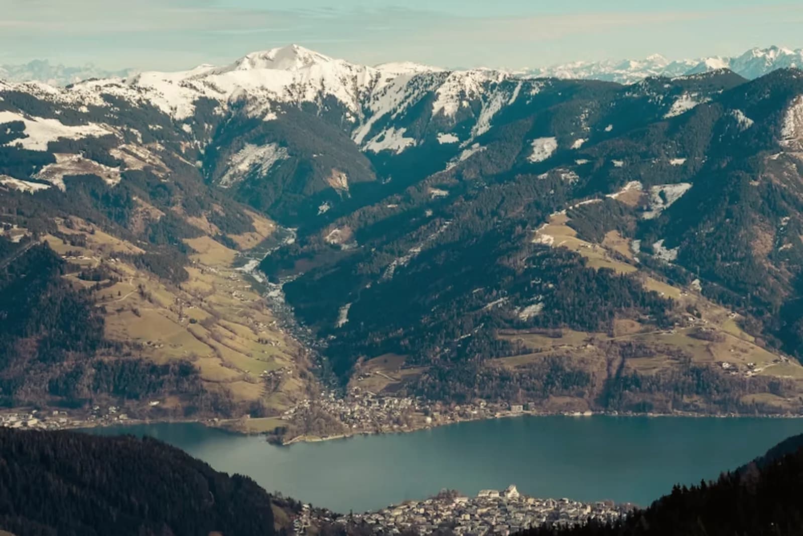 Blick über den verschneiten Zeller See auf den Ort