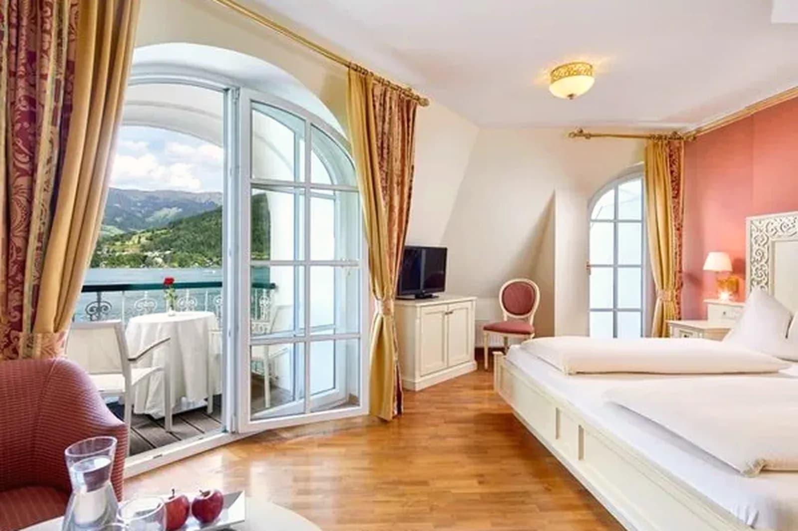 Grandhotel Zell am See – Doppelzimmer Superior mit Balkontür und Seeblick