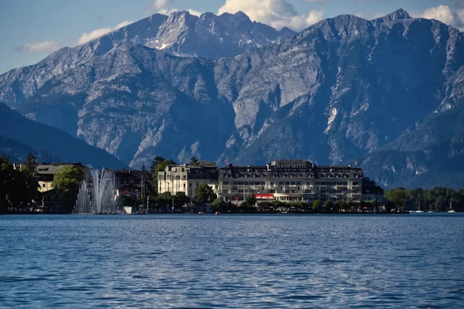 Grandhotel Zell am See – Hausansicht vor dem Bergmassiv
