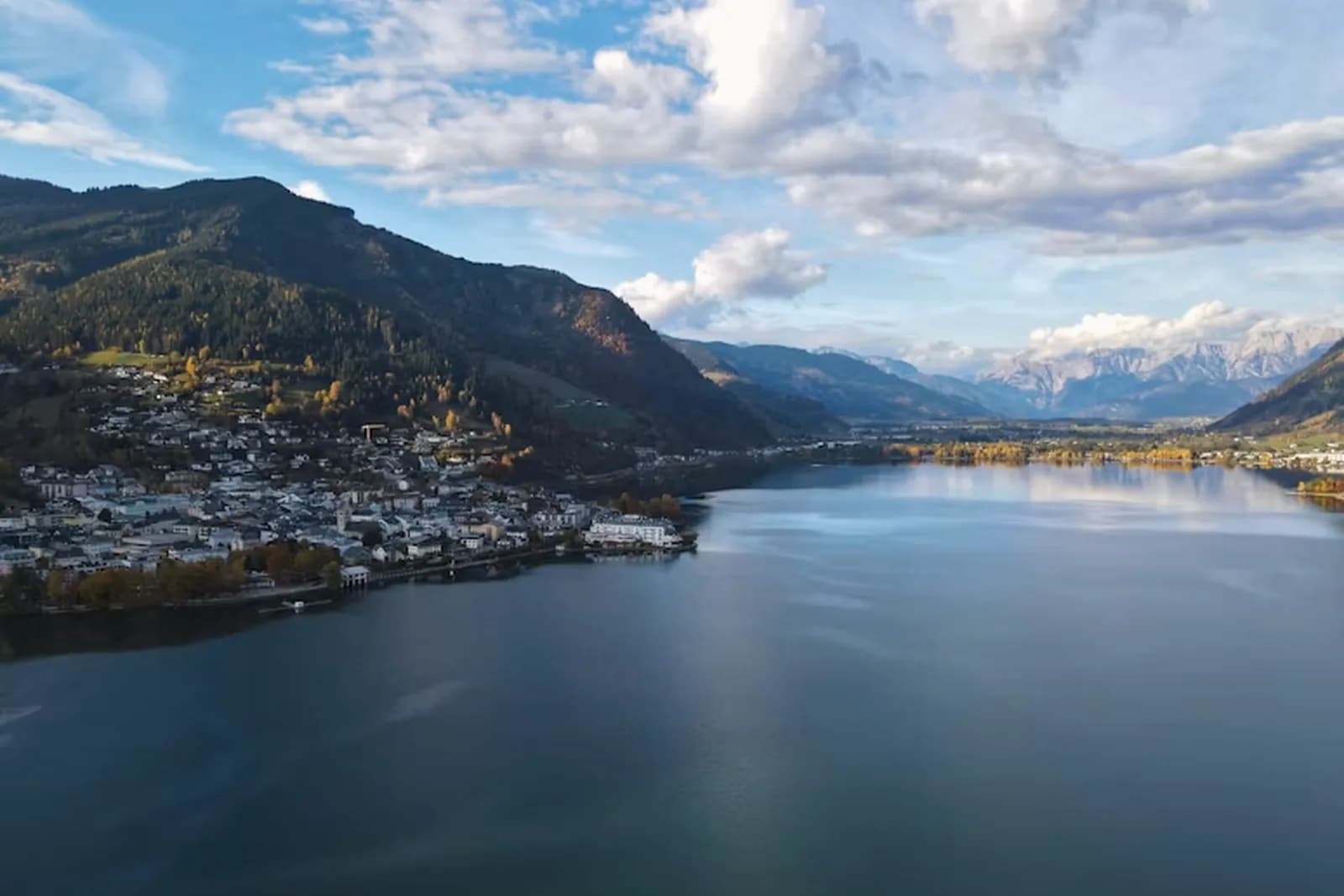 Zell am See und der See von oben, im Hintergrund die Hohen Tauern