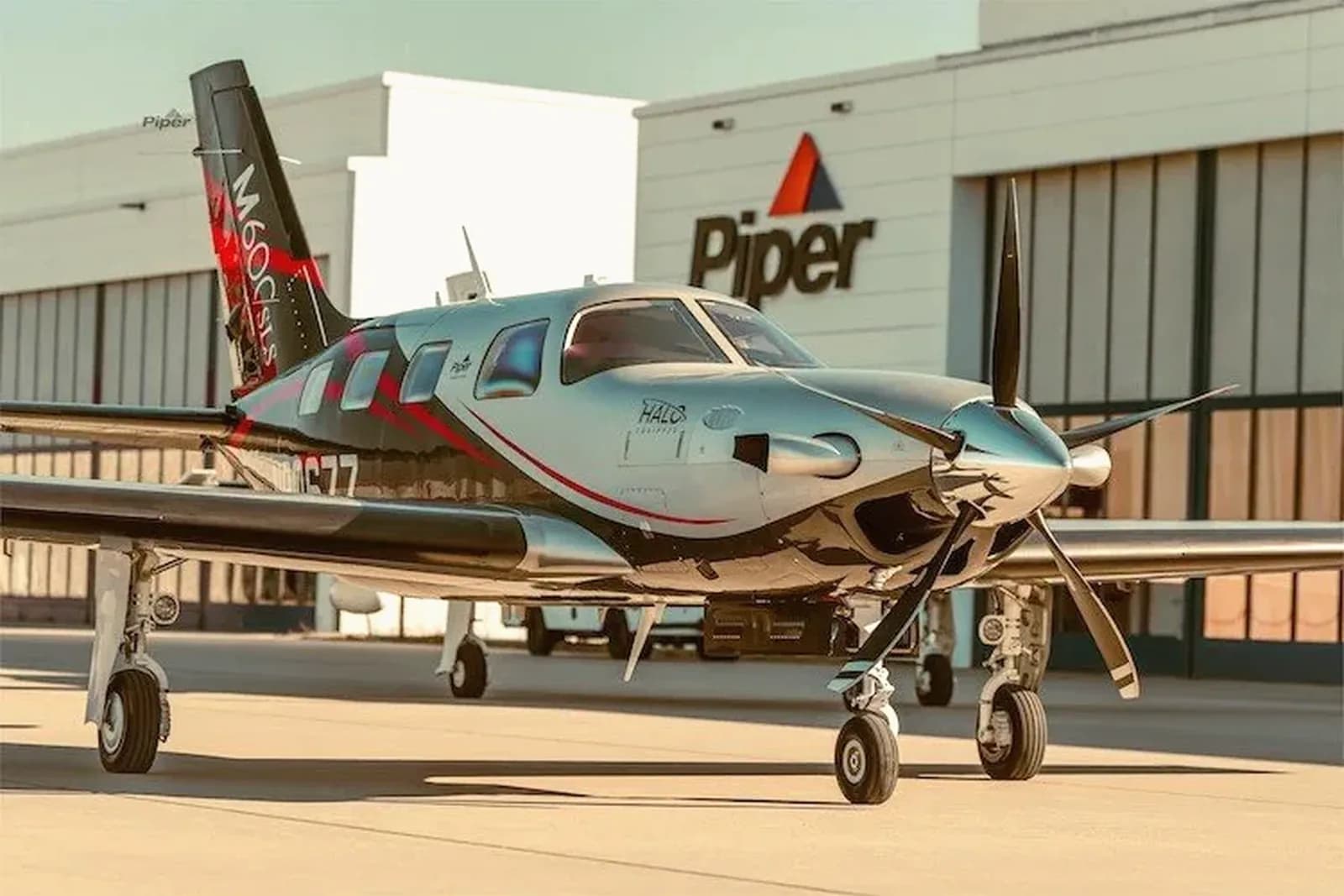 Die Piper M600 vor dem Hangar