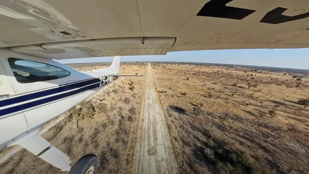 Cessna über der weiten Landschaft des südlichen Afrika