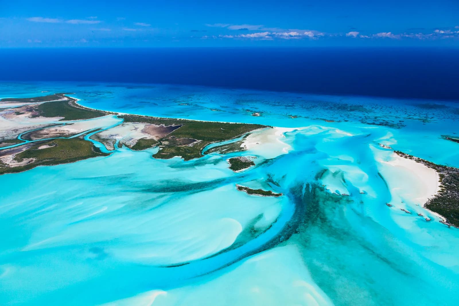 Die Exuma Cays aus der Luft mit ihren hellen Sandbänken