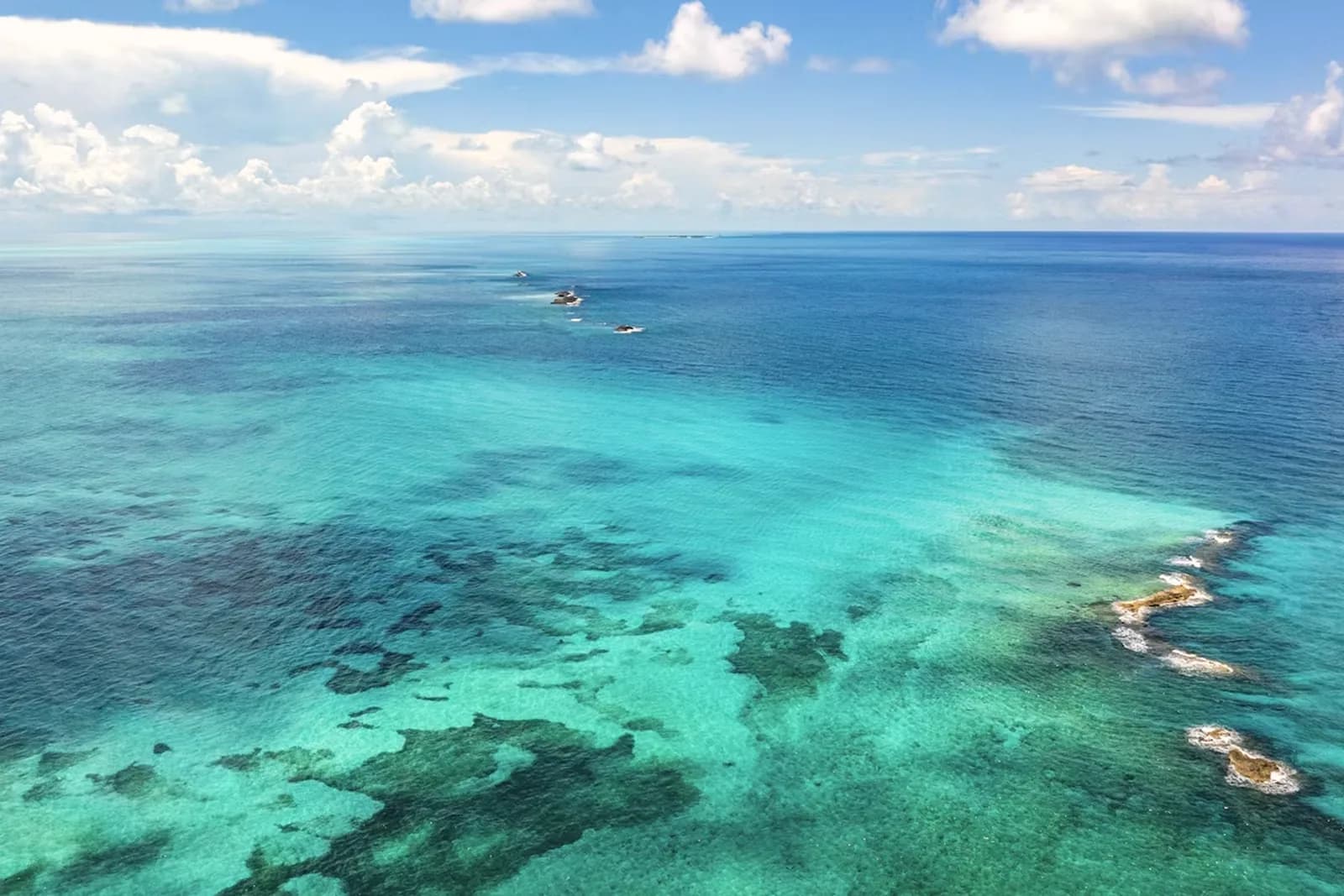 Kette kleiner Inseln im flachen Wasser der Bahamas