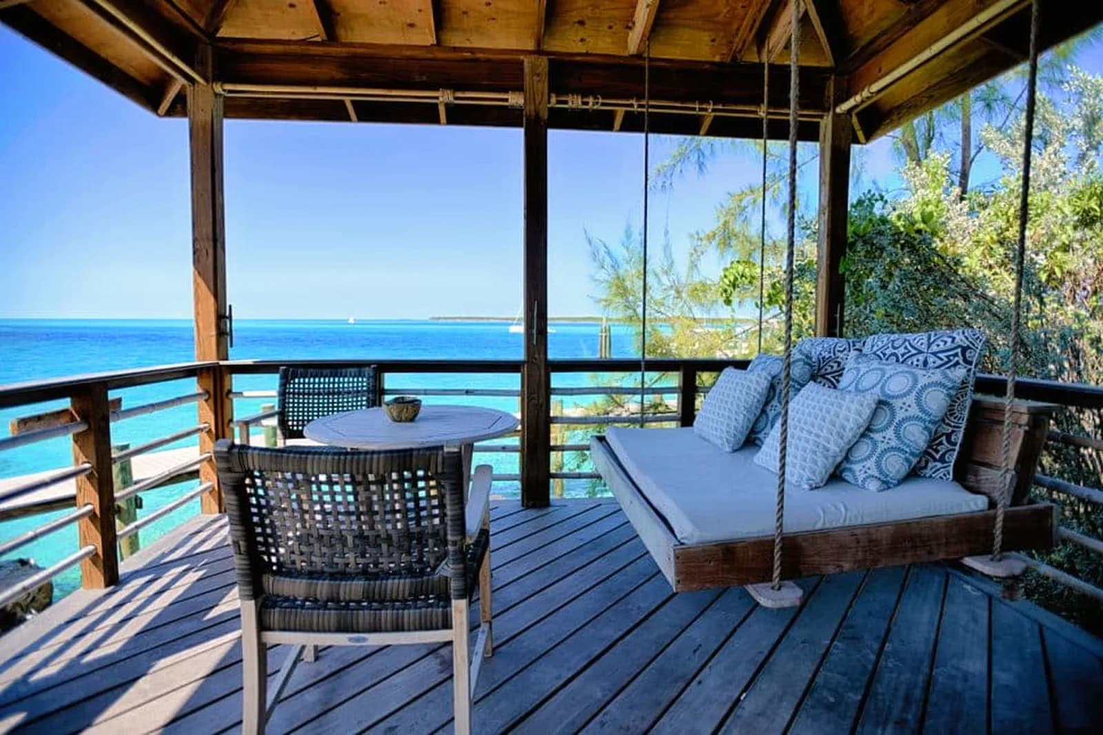 Staniel Cay Yacht Club – Veranda mit Hängebank über dem Wasser