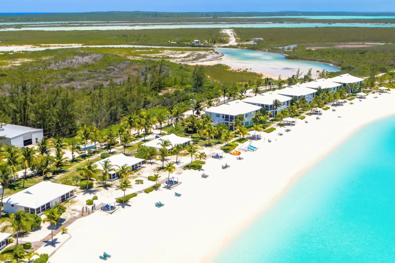 Strand und Bungalows des Cape Santa Maria Beach Resort