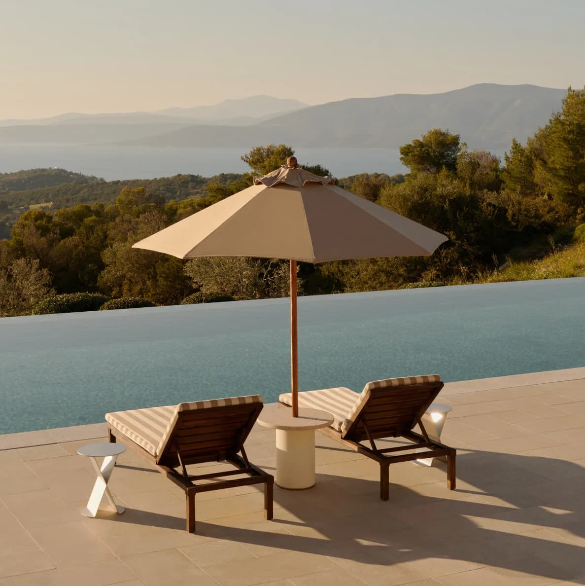 Amanzoe Resort – Privatpool mit Liegen über den Olivenhainen