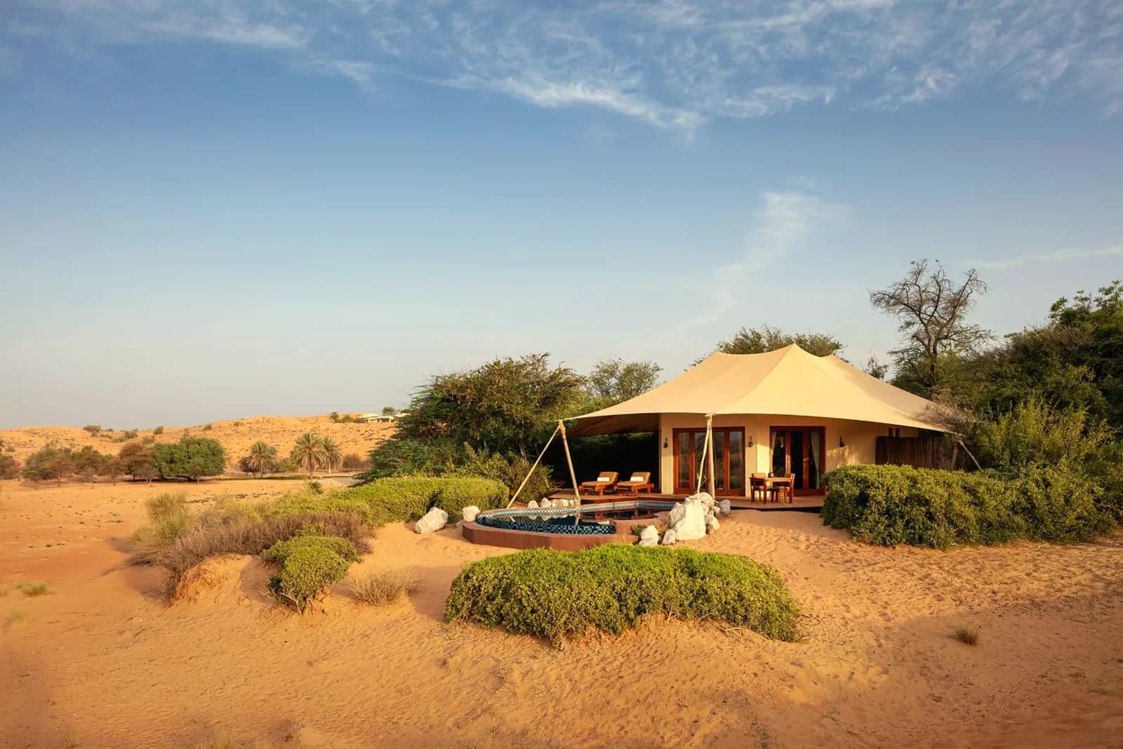 Al Maha – Villa und Pool vor den Dünen