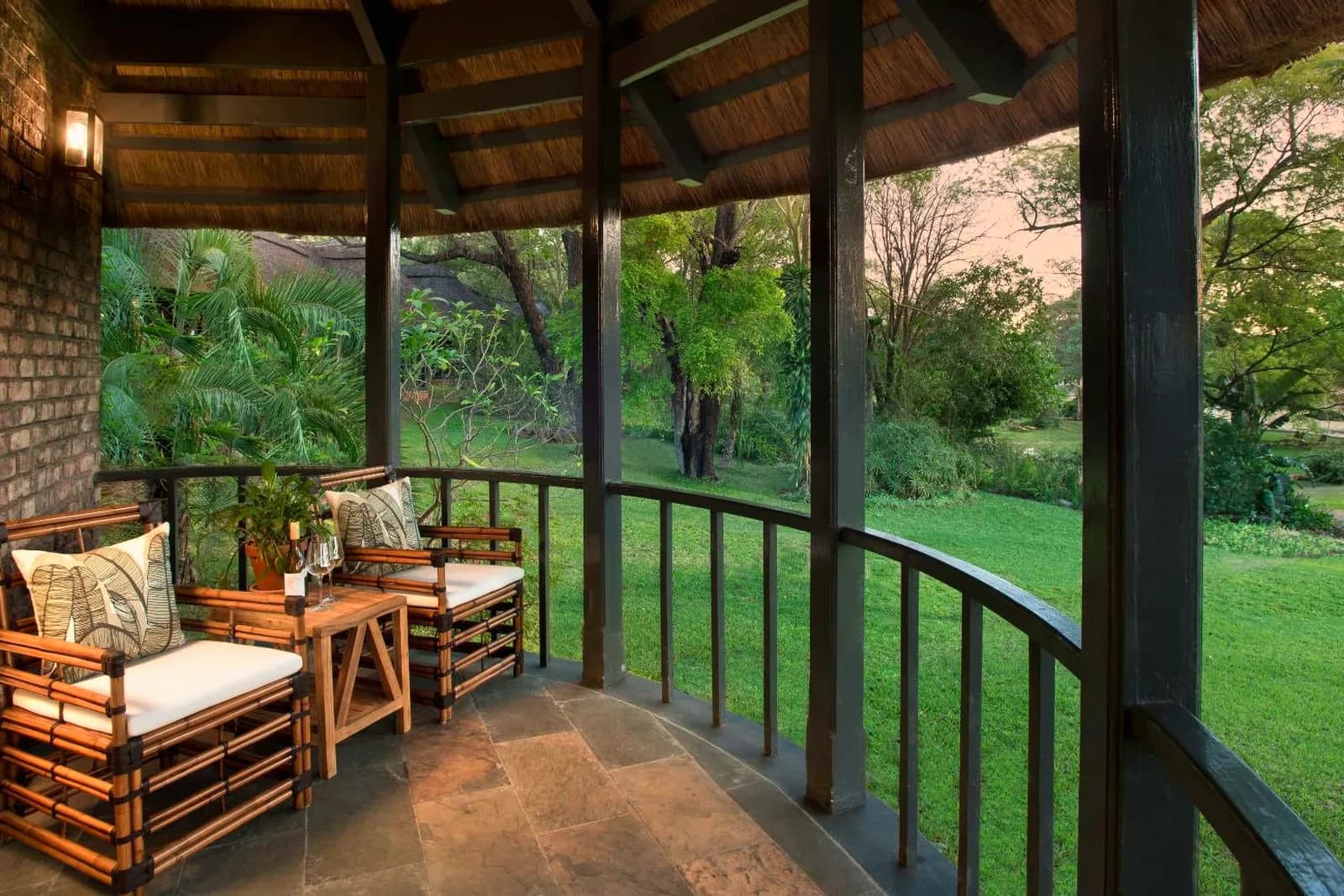 Terrasse des Anantara Stanley & Livingstone an den Victoriafällen